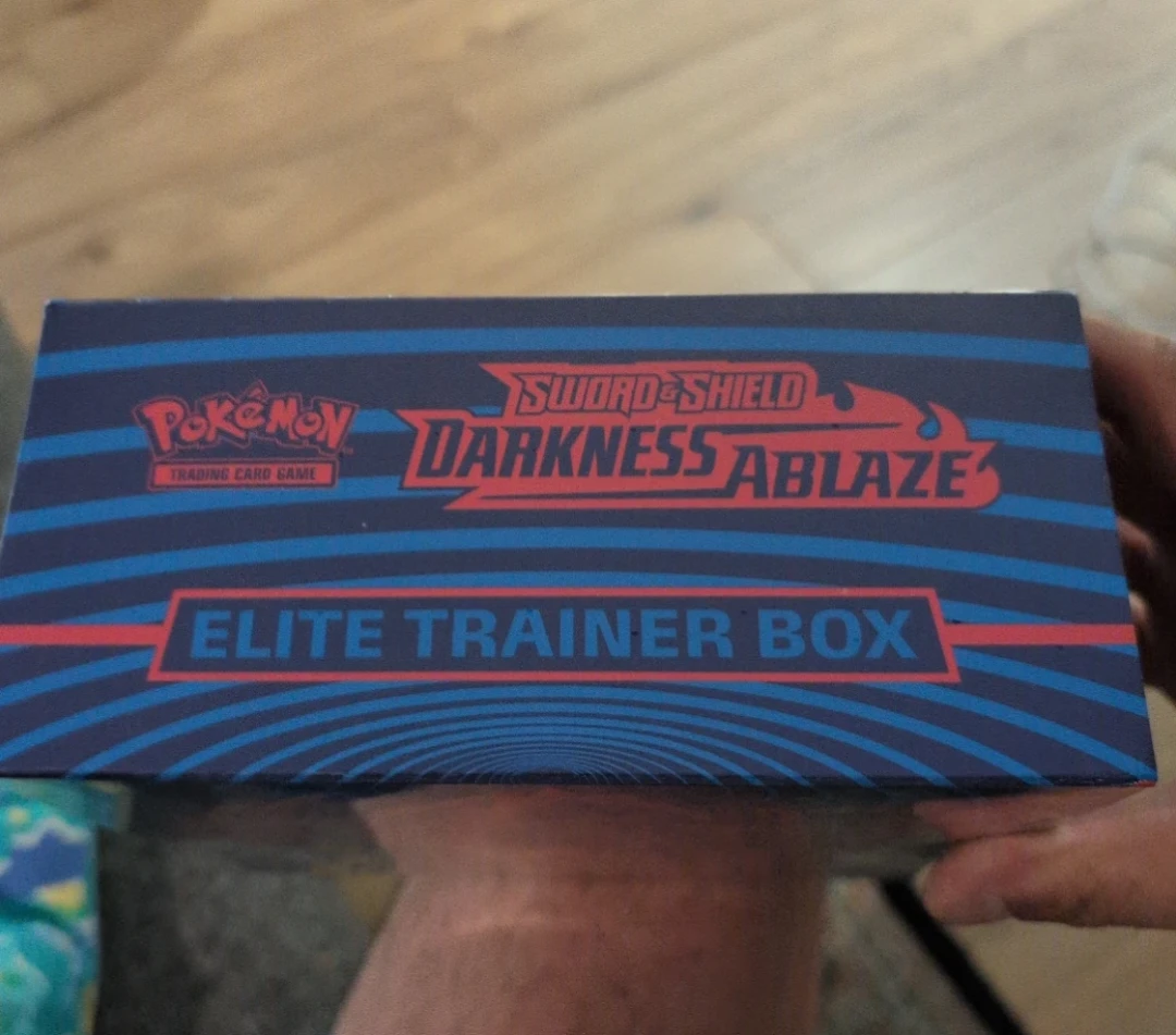Pokémon Sword & Shield Darkness Ablaze Elite Trainer Box - photo 2