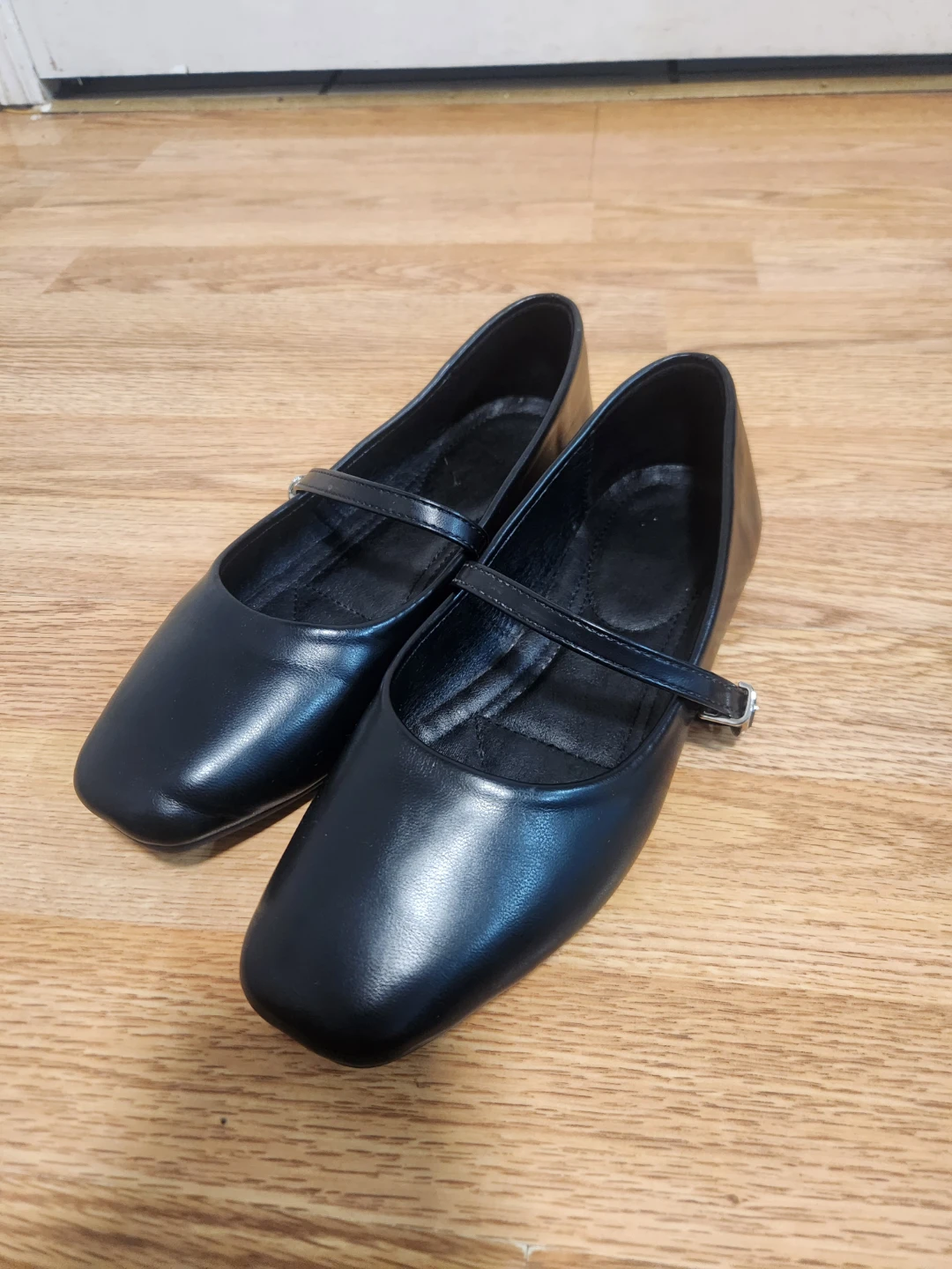 Women’s Black Flat Shoes – Size 8
