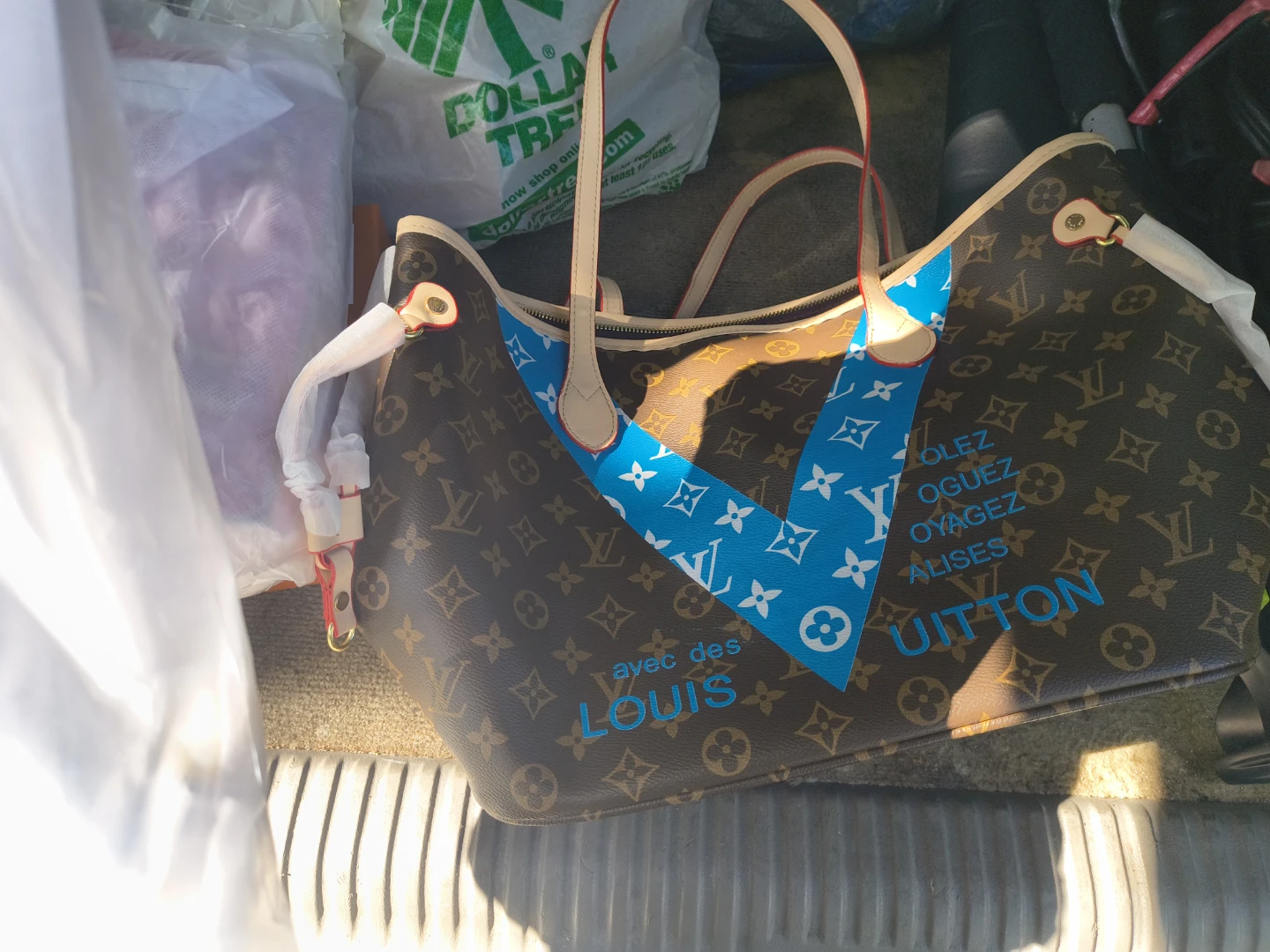 Louis Vuitton "V" Canvas Tote Bag - photo 3
