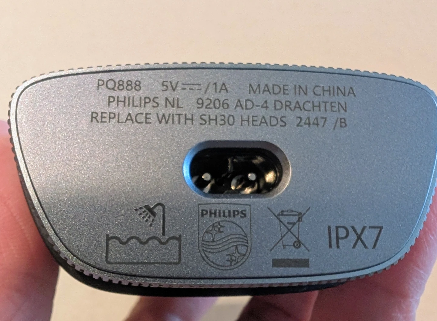 Philips PQ888 Rechargeable Shaver - photo 4