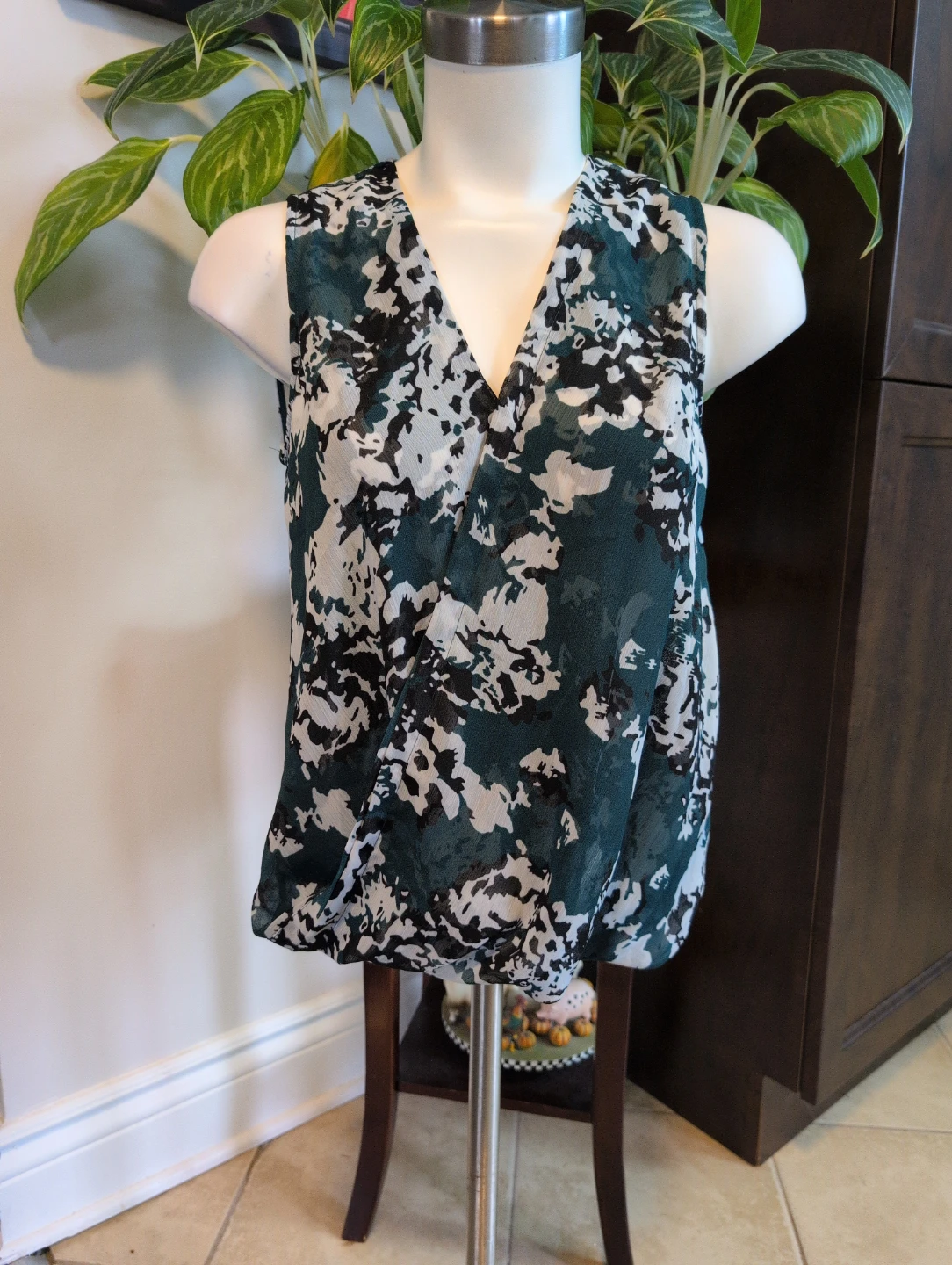 Banana Republic XS Petite Sleeveless Blouse
