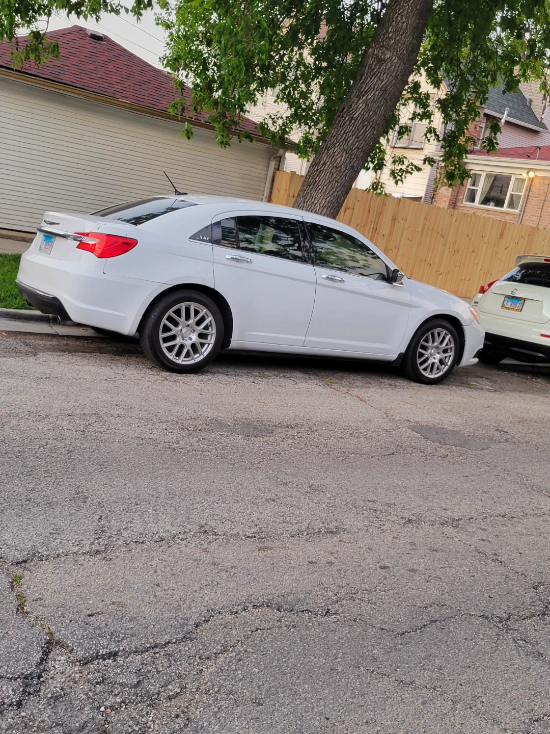 White Chrysler 200 Sedan - photo 3