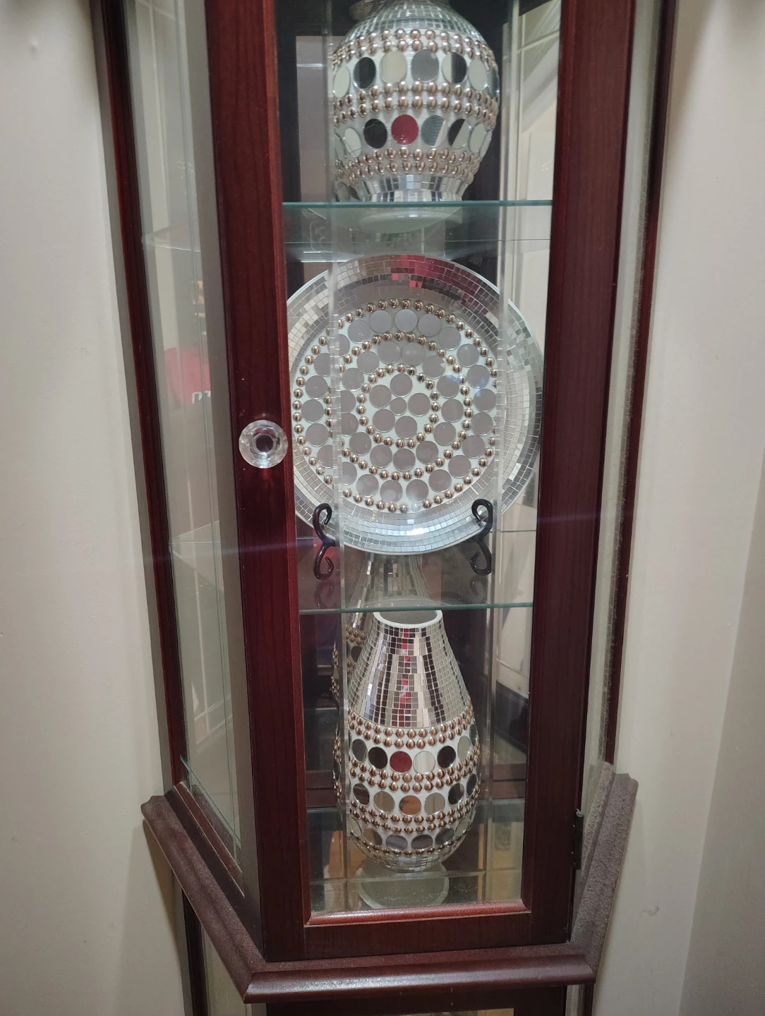 Corner Curio Cabinet with Decorative Vases and Plate - photo 2