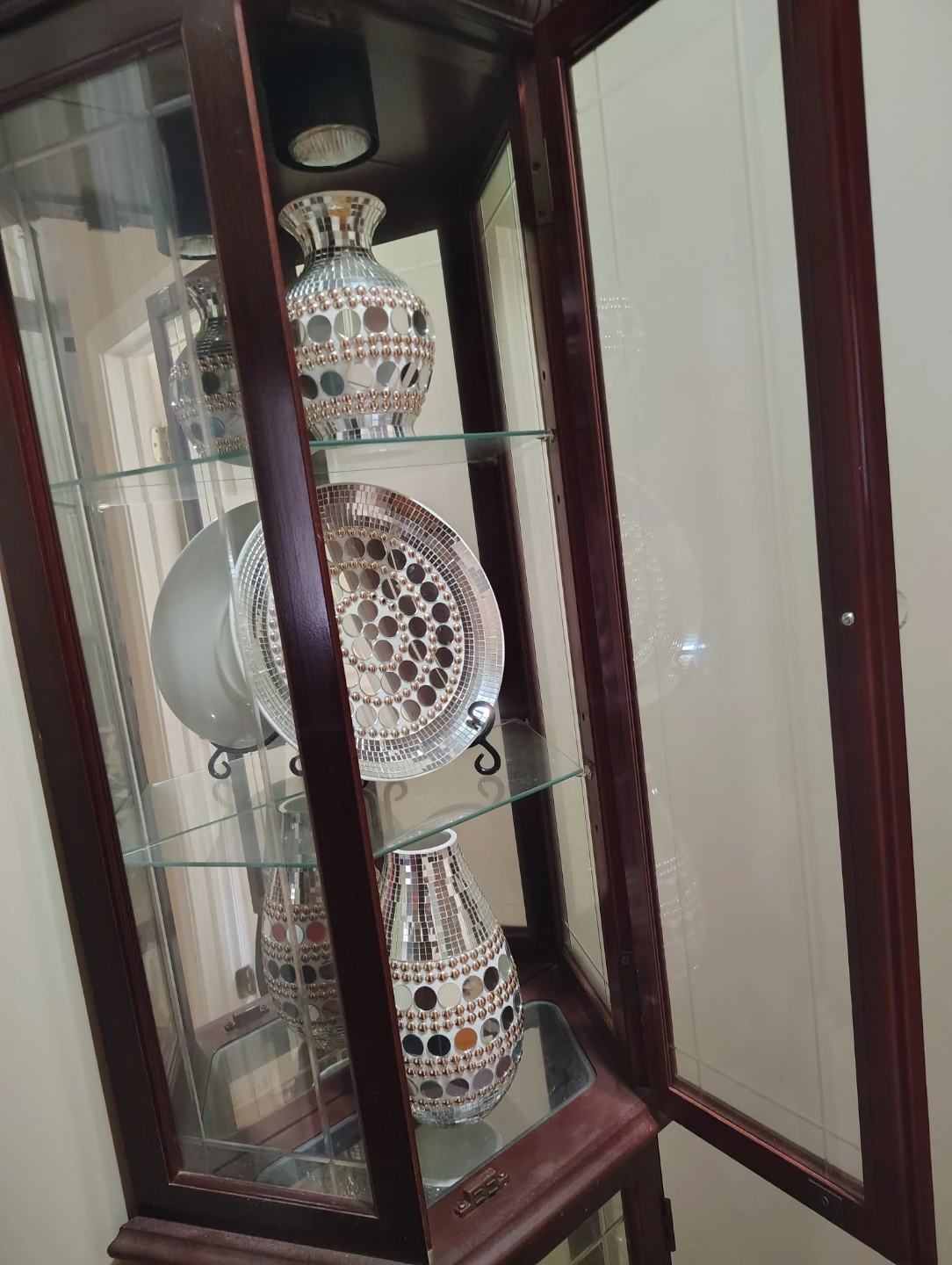 Corner Curio Cabinet with Decorative Vases and Plate - photo 3