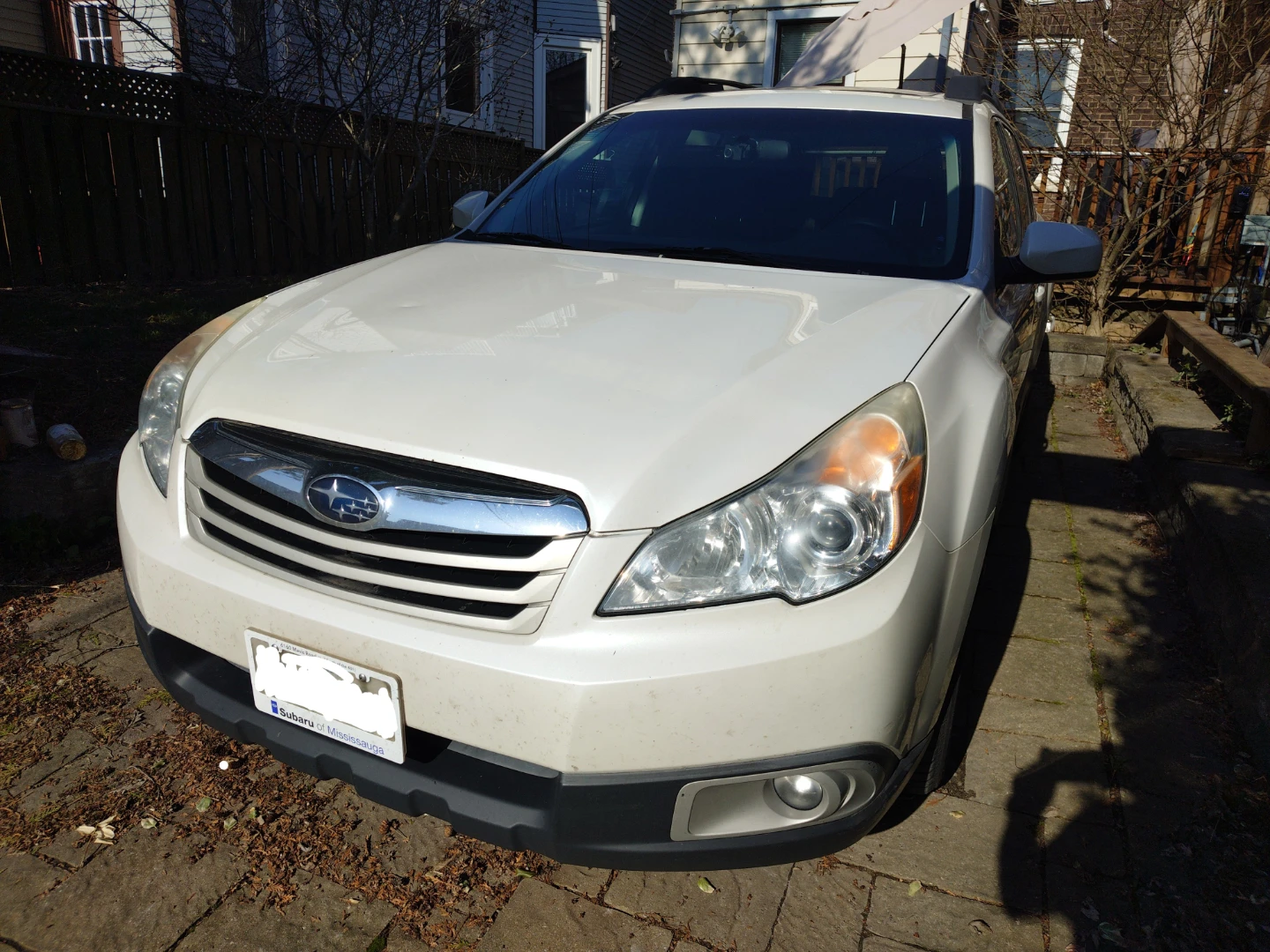 White Subaru Outback 2.5i