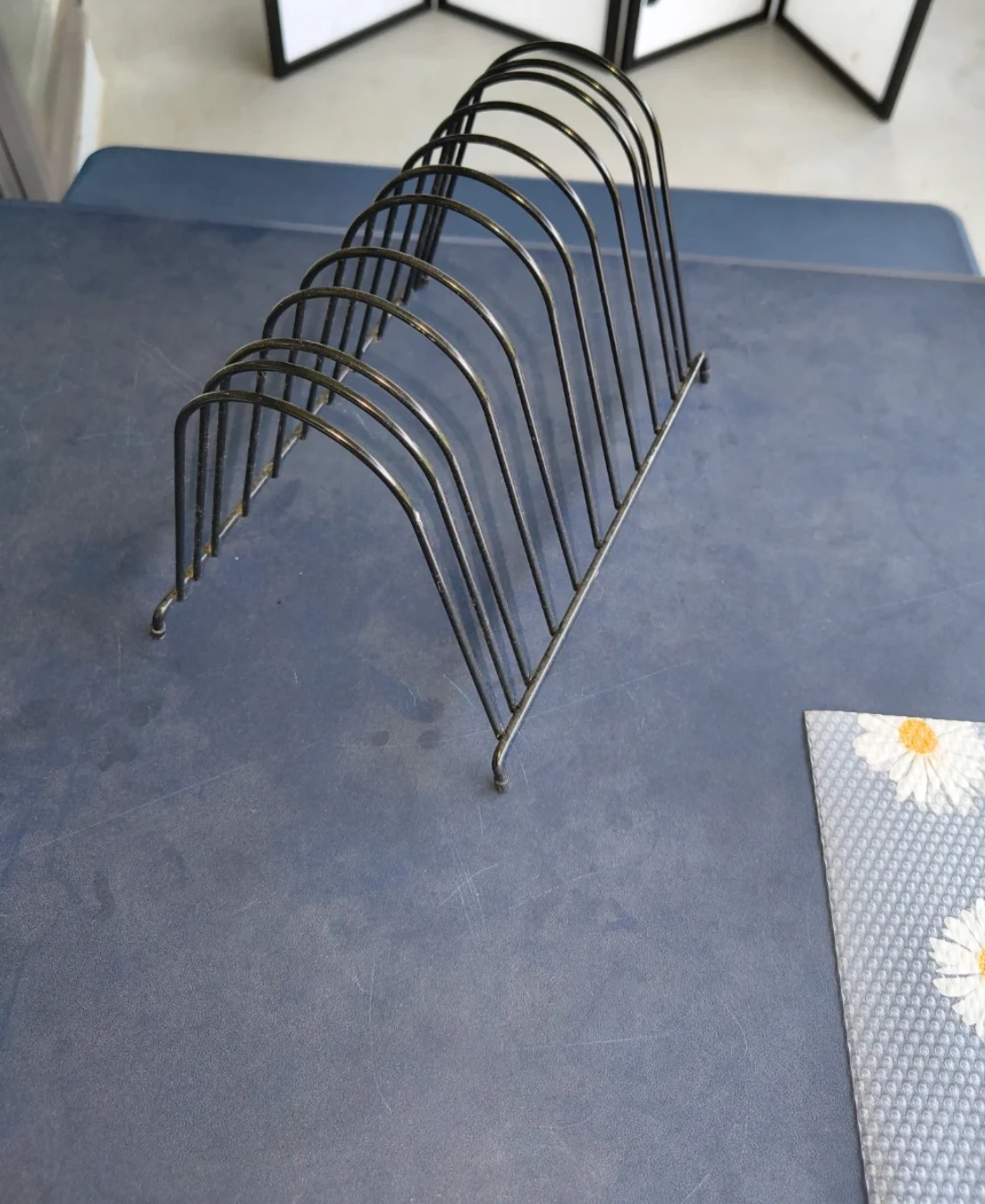 Black Vintage Metal Magazine / Mail Holder Rack - photo 3