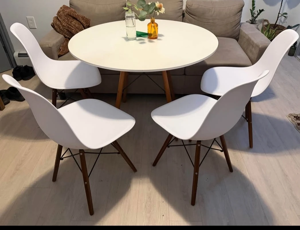 Almost brand new White Round Dining Table with 4 Chairs - photo 2