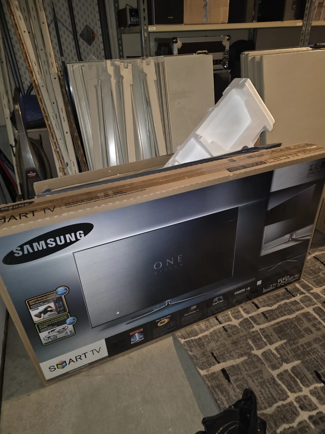 Brand new Samsung Smart TV 55" Full HD and TV Satand