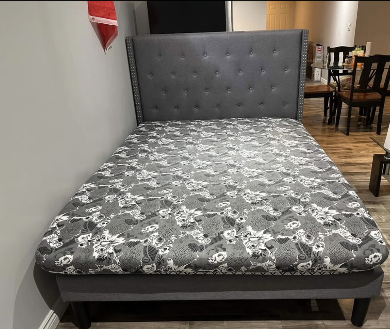 Queen size bed with mattress - photo 2