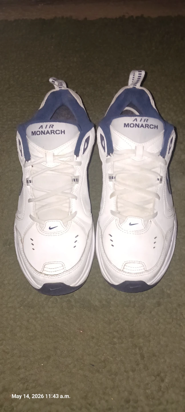 Men's Like NEW Nike Monarch Running shoes