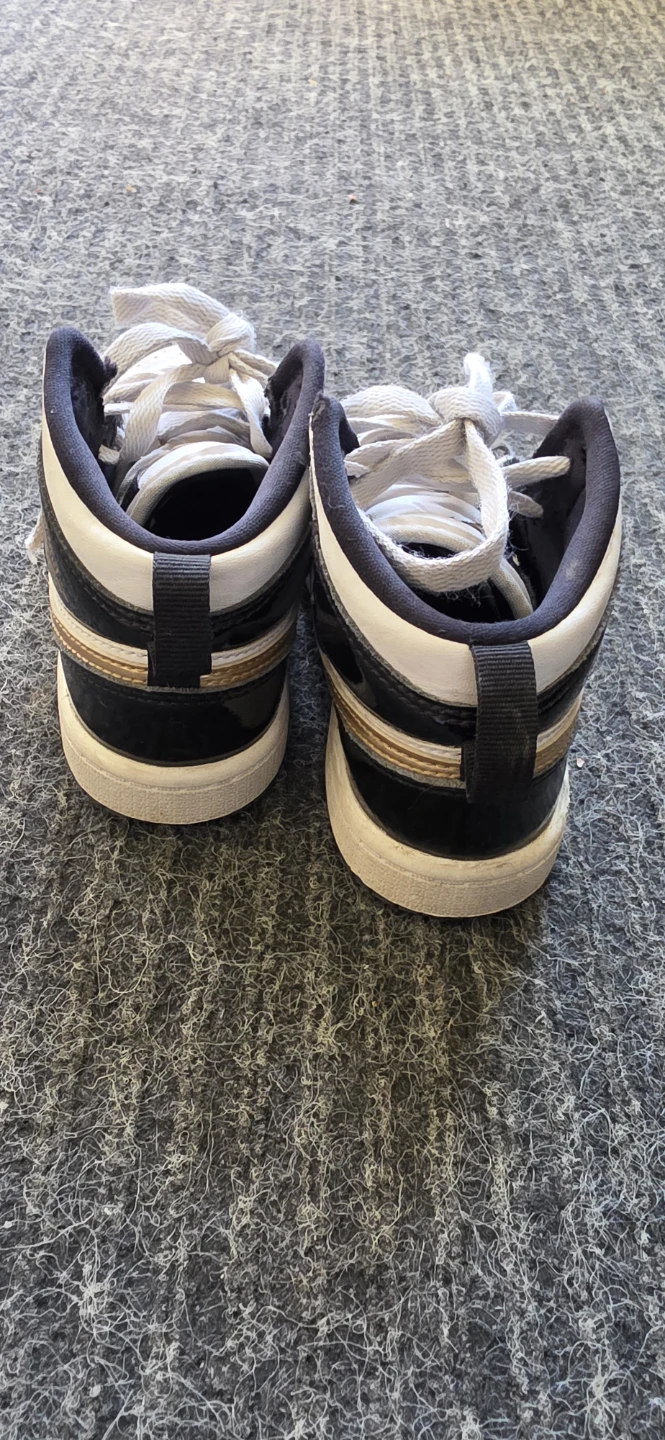 Air Jordan 1 Mid (12C) Toddler Shoes - photo 4