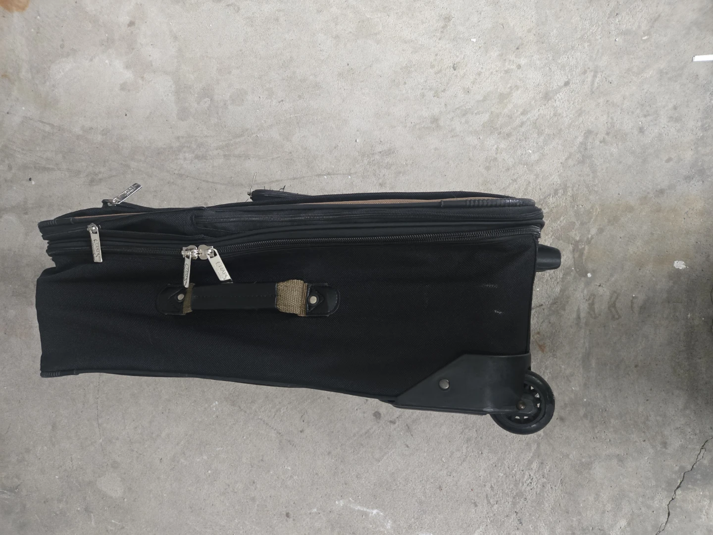 Chaps Black Rolling Suitcase - photo 2