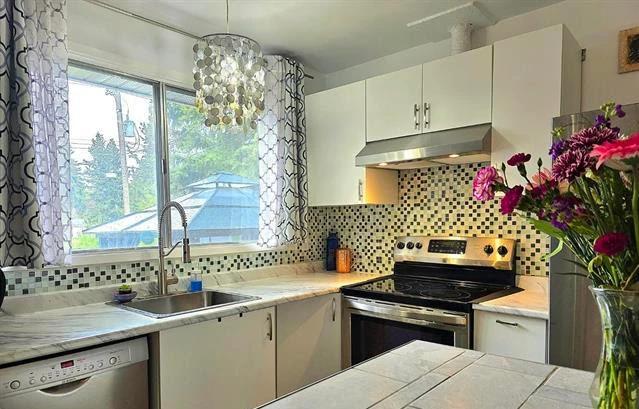 6 bed 2.5 bath house - photo 2