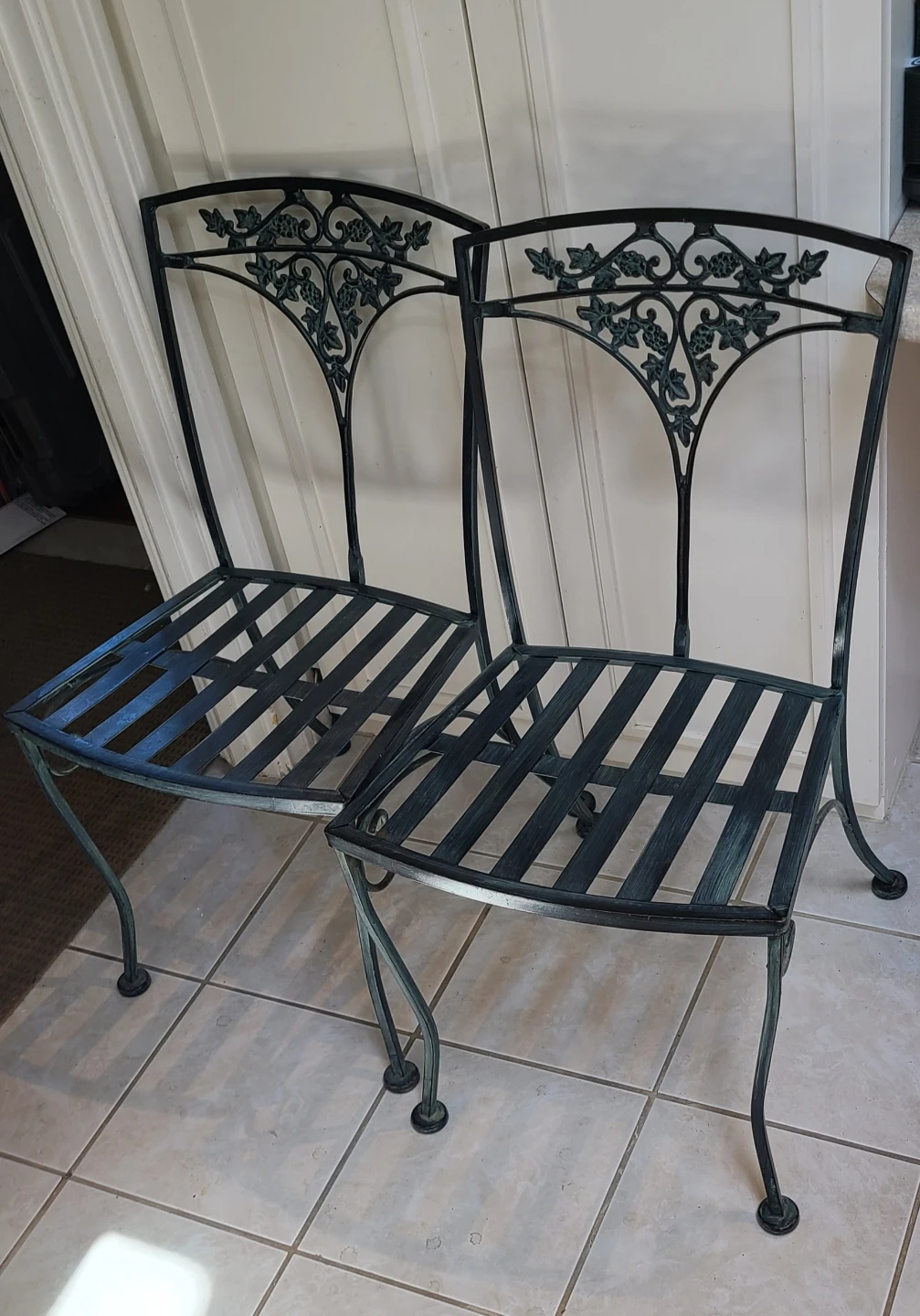 2 Metal Patio or Indoor Dining Chairs Nice Detail *Like New!