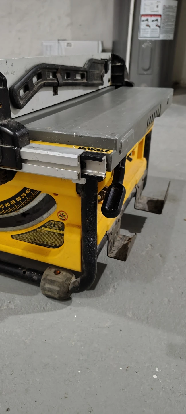 DEWALT DW745 Table Saw – Needs Fence/Guide Adjustment
