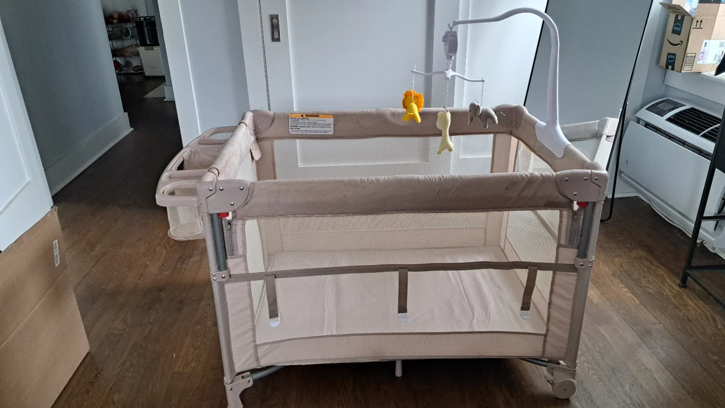 Portable, foldable baby bassinet plus playpen - photo 3