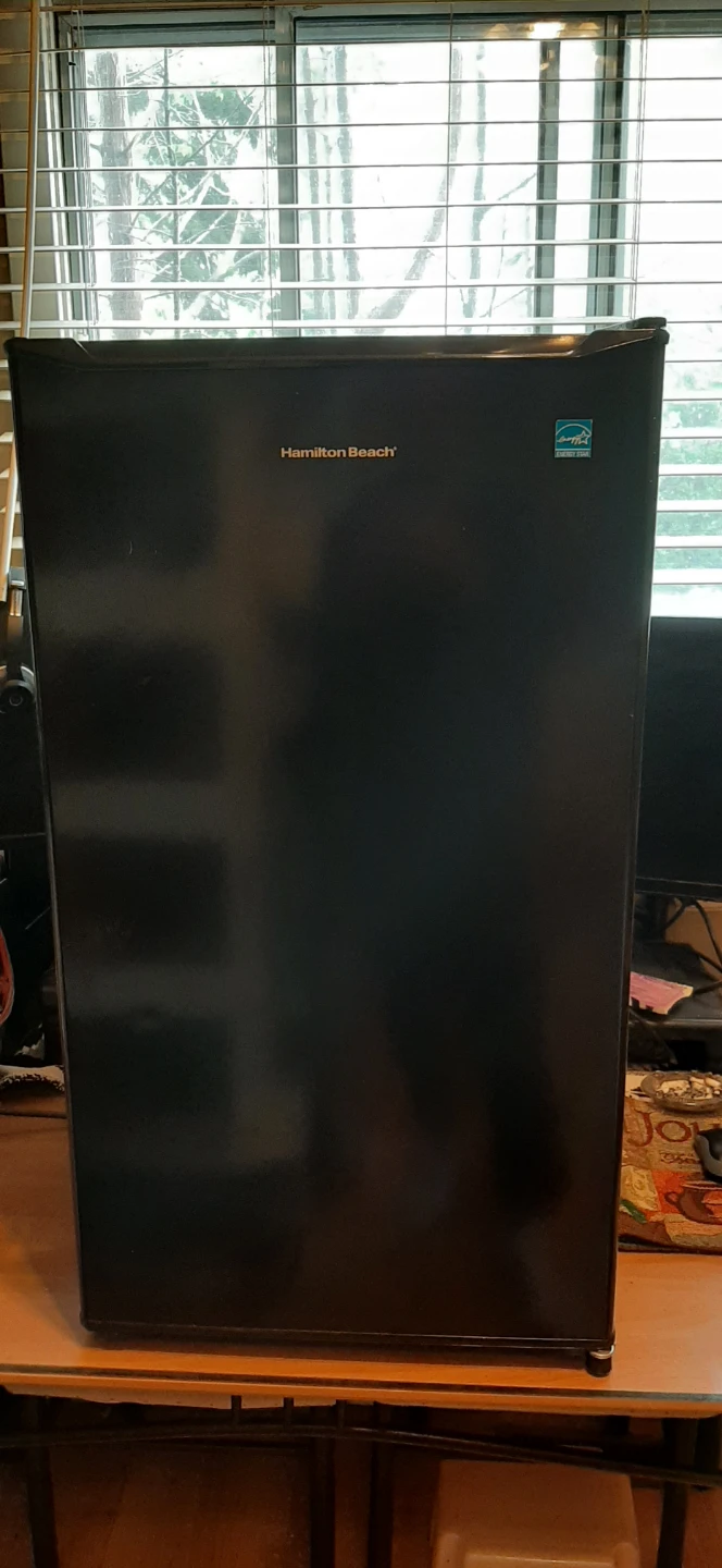 Hamilton Beach Compact Mini Fridge READ DESCRIPTION ON SIZE