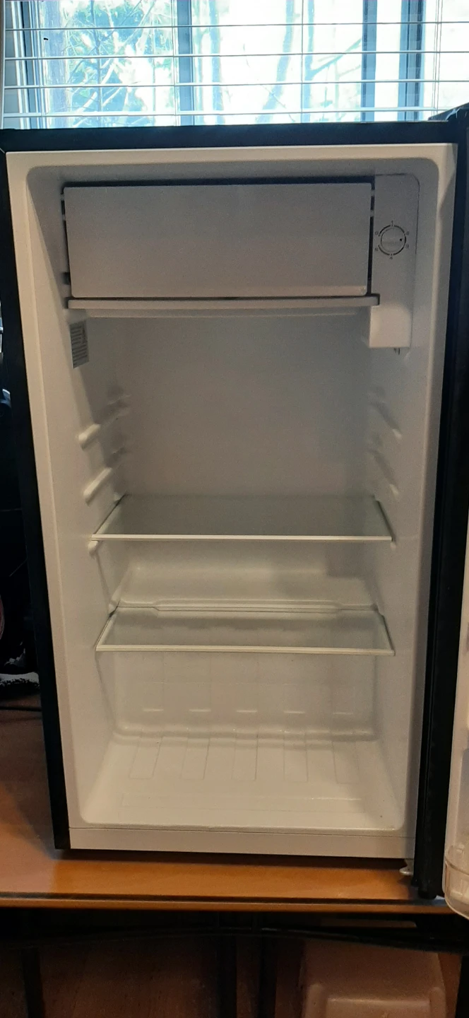 Hamilton Beach Compact Mini Fridge READ DESCRIPTION ON SIZE - photo 2