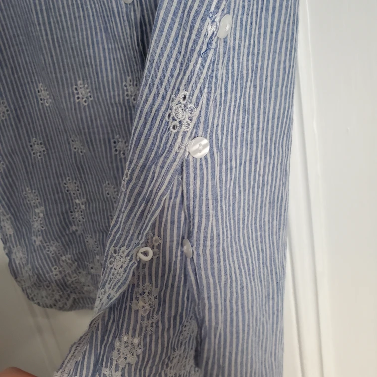 Passport 100% Cotton Chambray Sleeveless Embroidered Top - photo 5