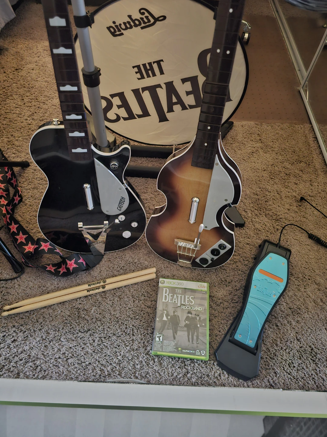 Xbox 360 Beatles Rockband Set - photo 3