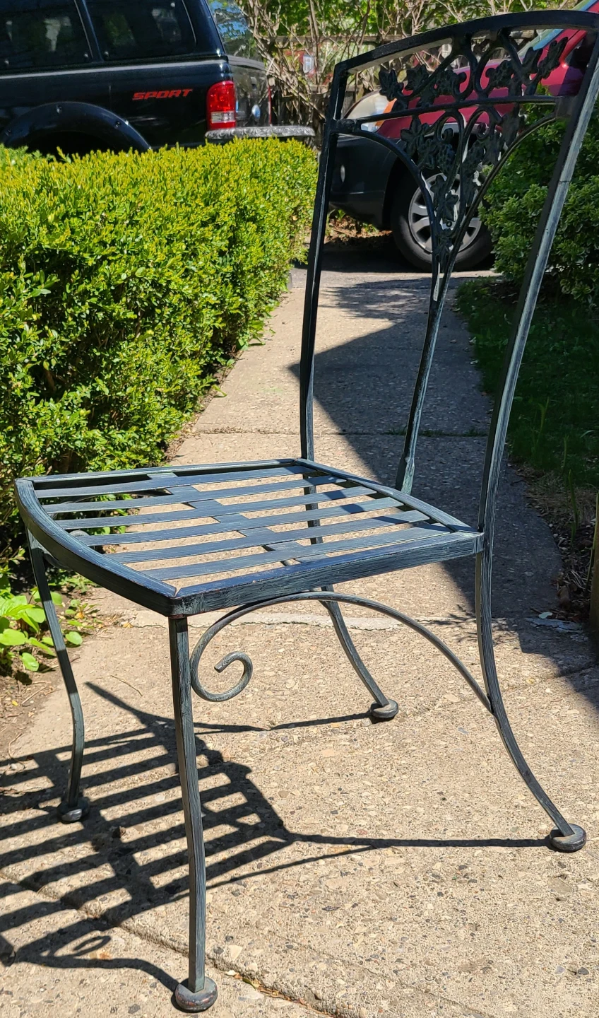 2 Metal Patio or Indoor Dining Chairs Nice Detail *Like New! - photo 3