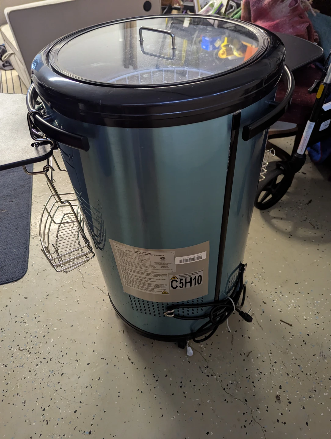 Frigidaire Blue Portable Ice Chest Cooler C5H10