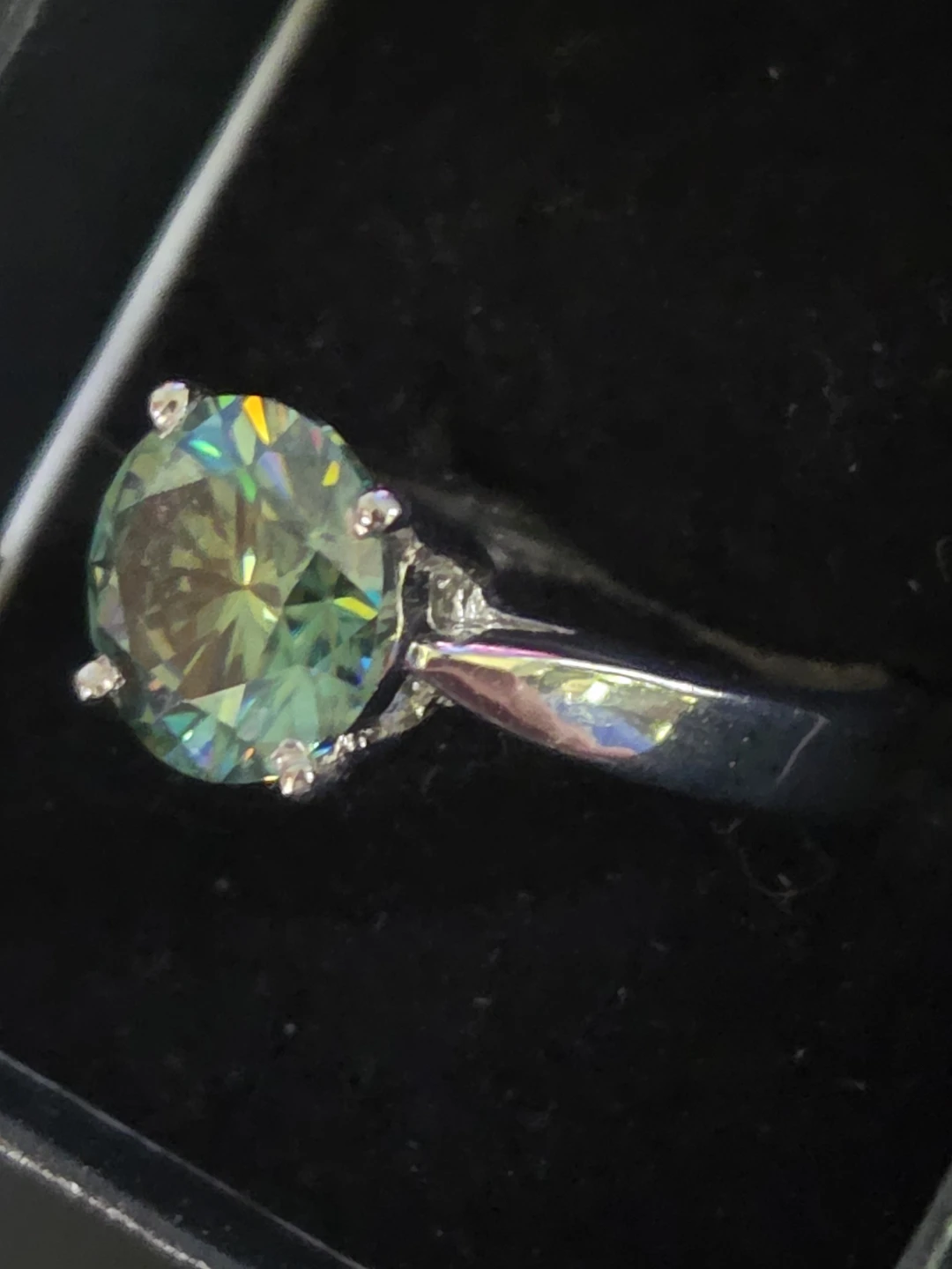 Green Diamond Ring size 6.5 - photo 4