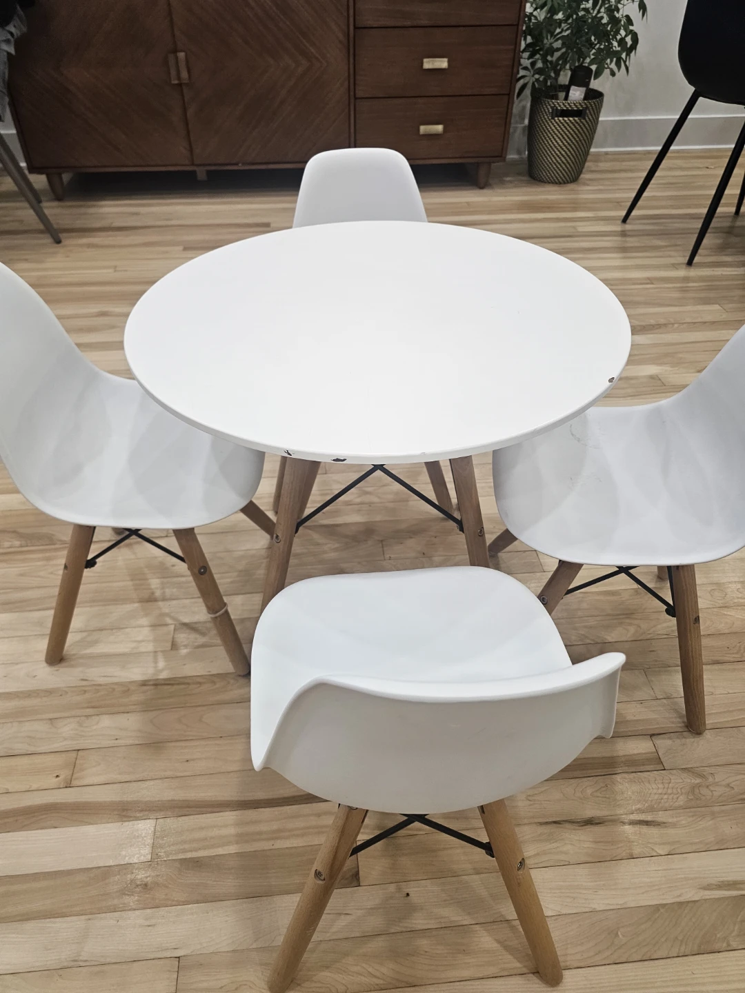White Round Kids Table with 4 Chairs - photo 2