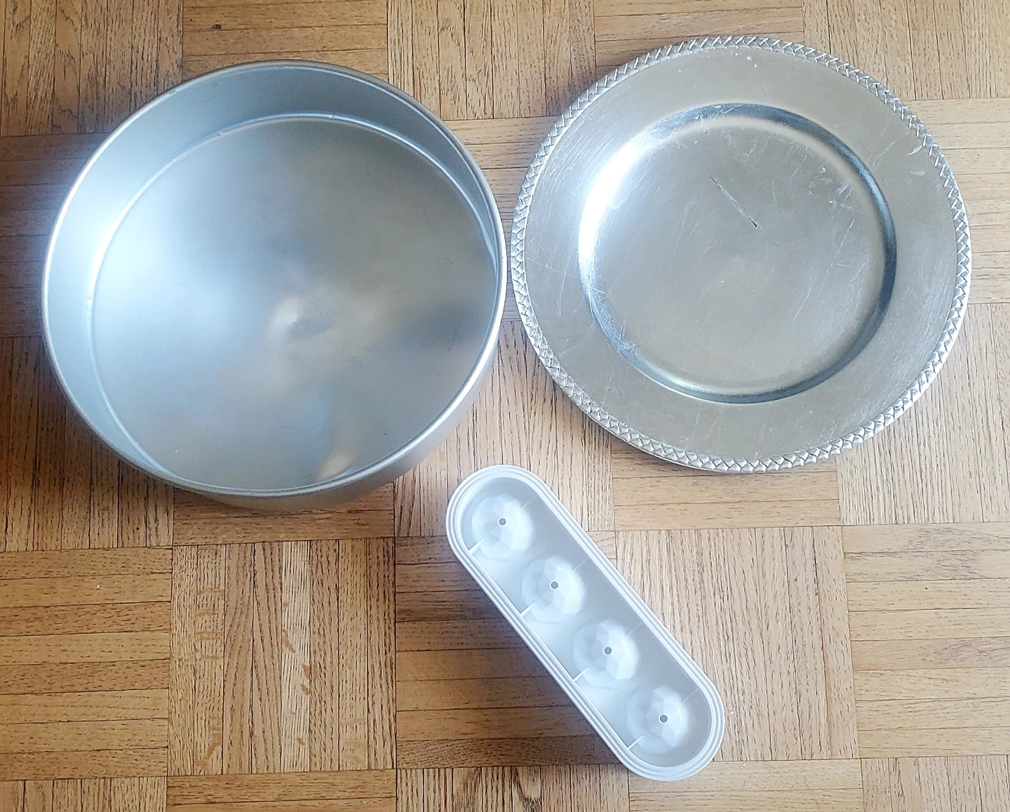 Cake Pan, Charger Plate, & Ice Cube Tray