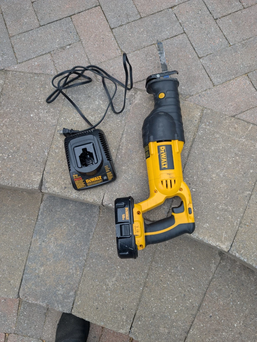DeWalt DC385 18V Cordless Reciprocating Saw with Charger - photo 2