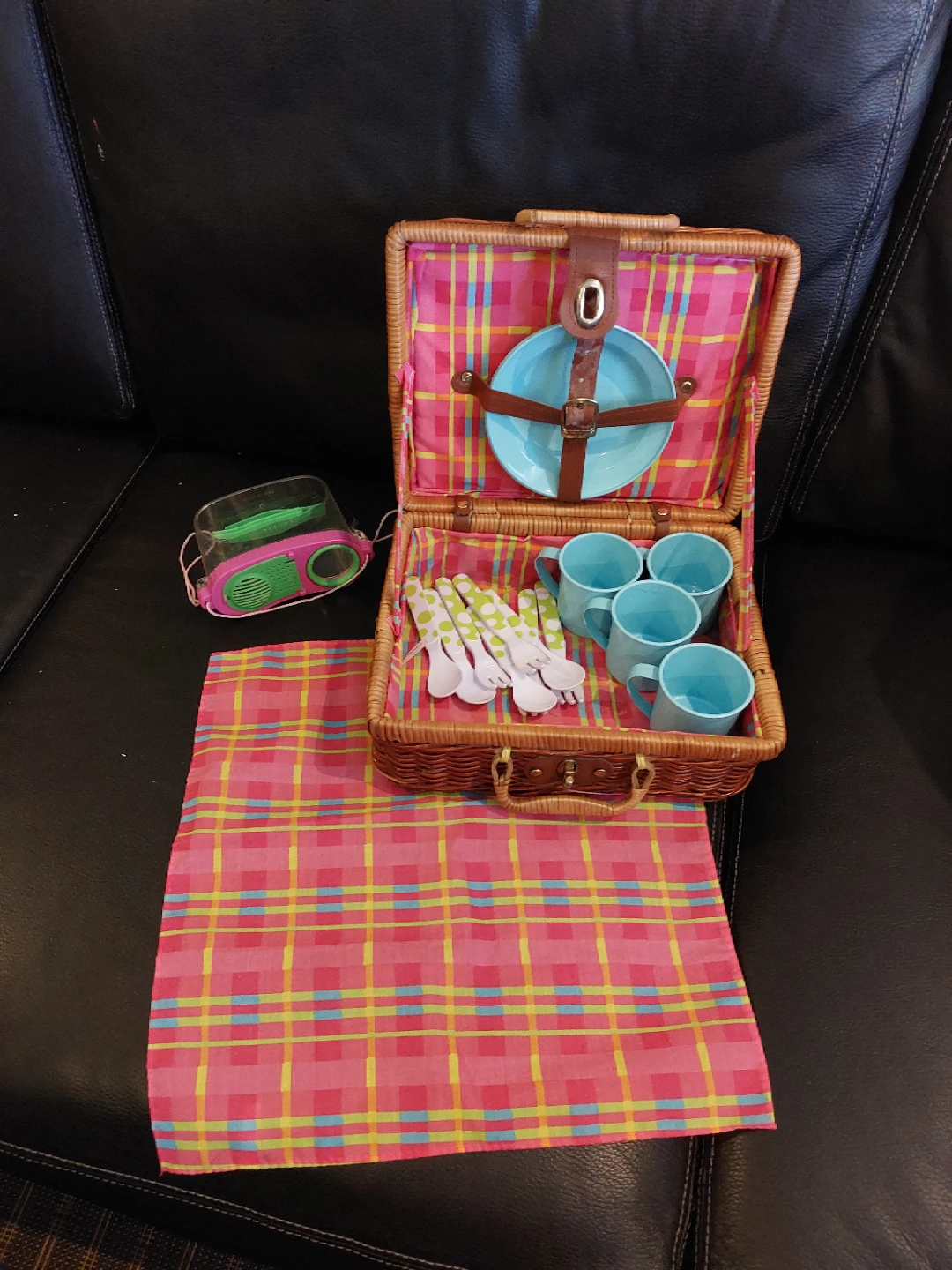 Toy Picnic Basket Set with Dishes and Utensils