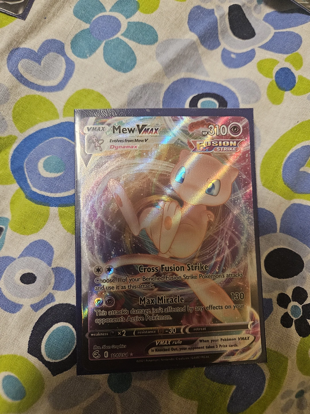 Mew VMAX Fusion Strike Pokémon Card 114/264