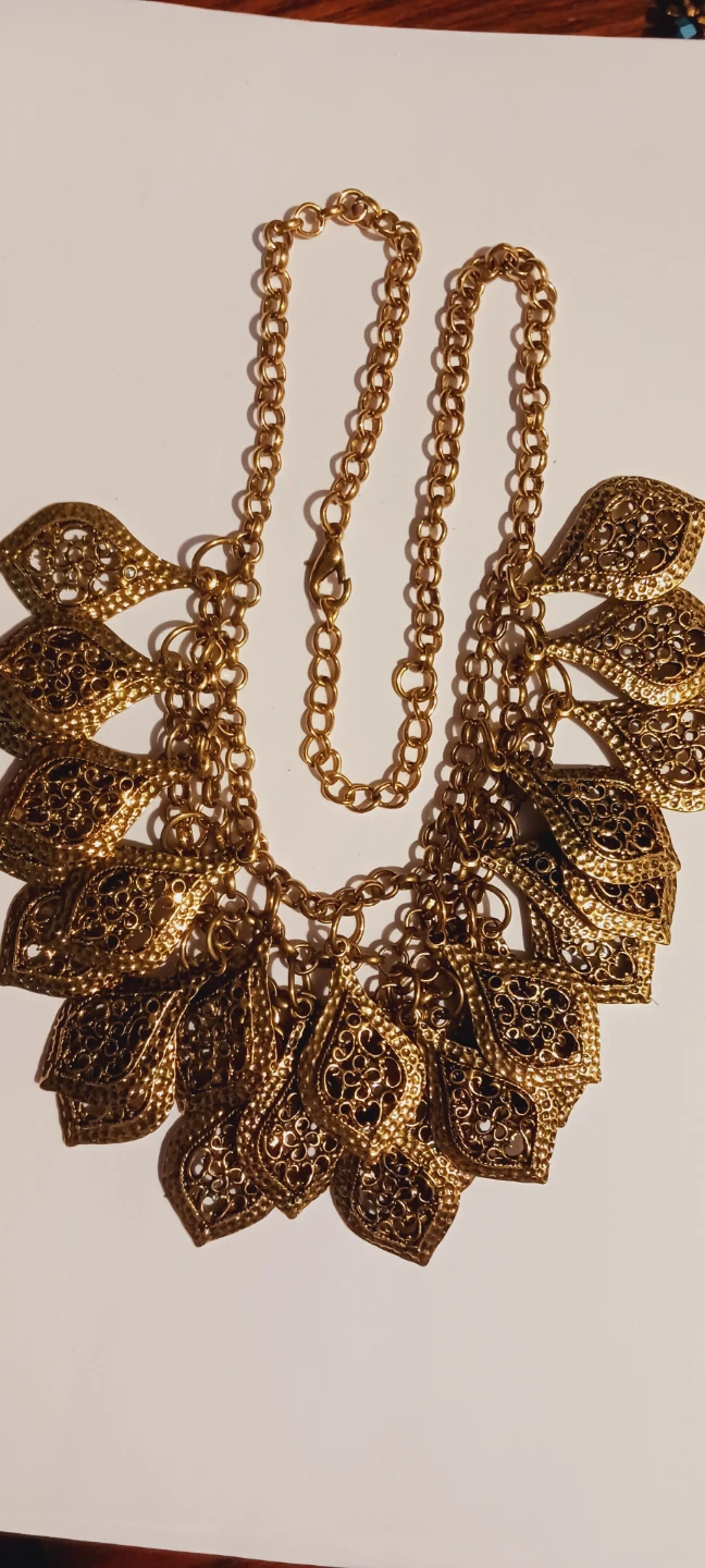 New !! Gold Tone Filigree Leaf Statement Necklace - photo 3