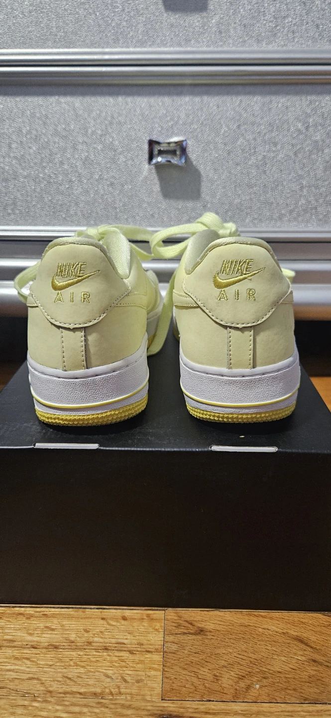Women's Nike Air Force 1 LV8 GS in the 'Citron Tint' Size 7 - photo 3