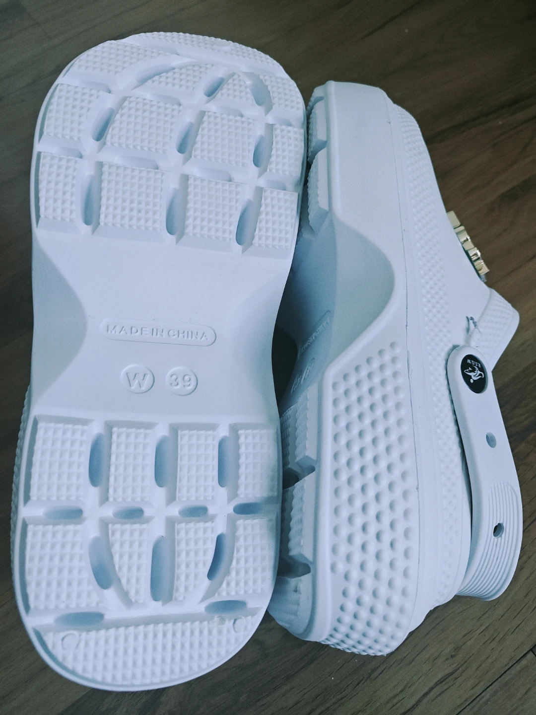 $15 BRAND NEW White Crocs/Clog with Charms - Size 39 - photo 5