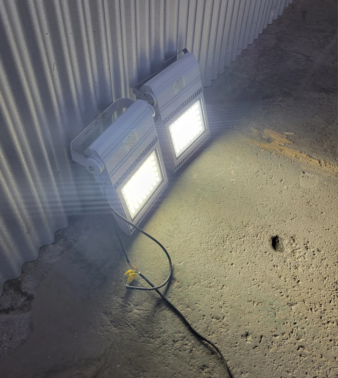 2 x 100W LED Flood Lights - photo 2