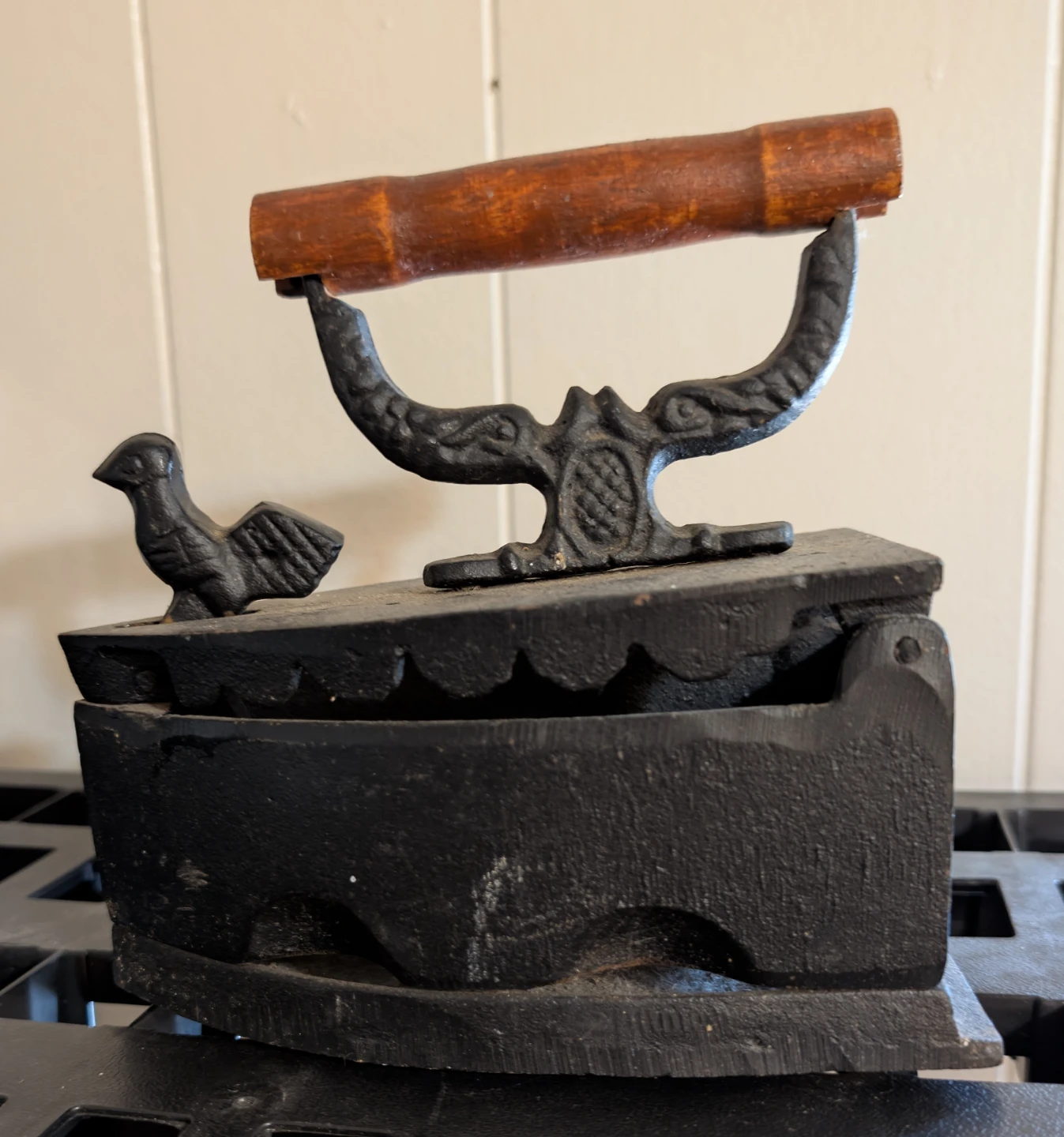 Antique Coal Cast Iron Clothes Iron with Bird Lock - photo 2