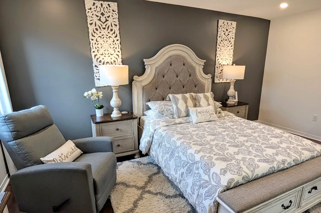 Ashley Vintage Queen Upholstered Bed - photo 2