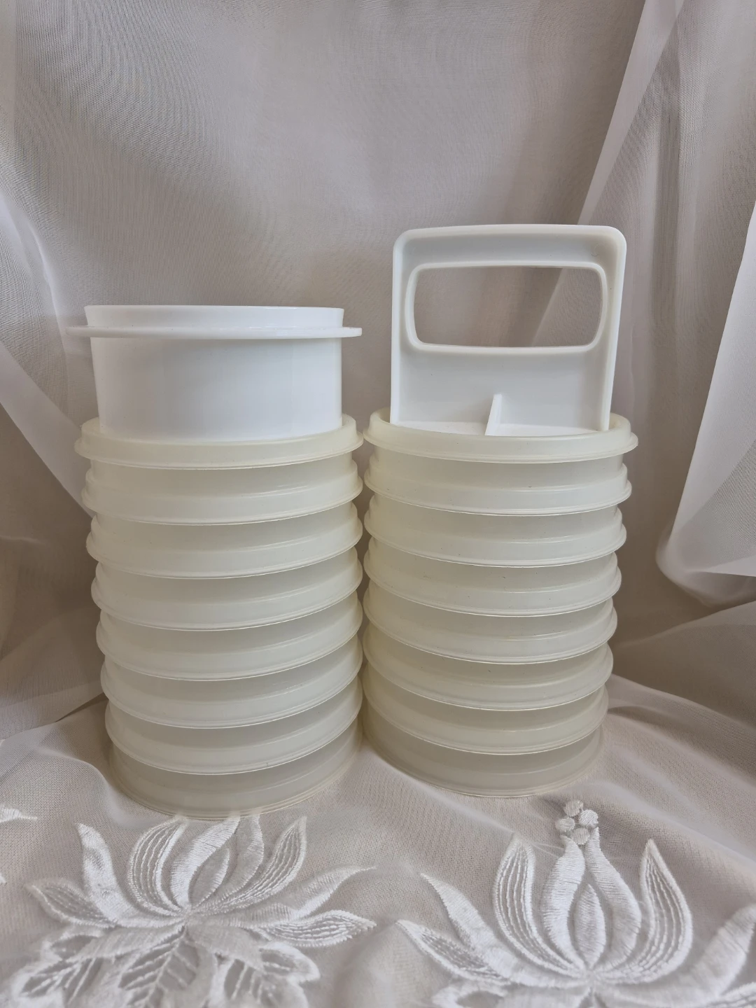 Tupperware 4" Round Hamburger Press with 16