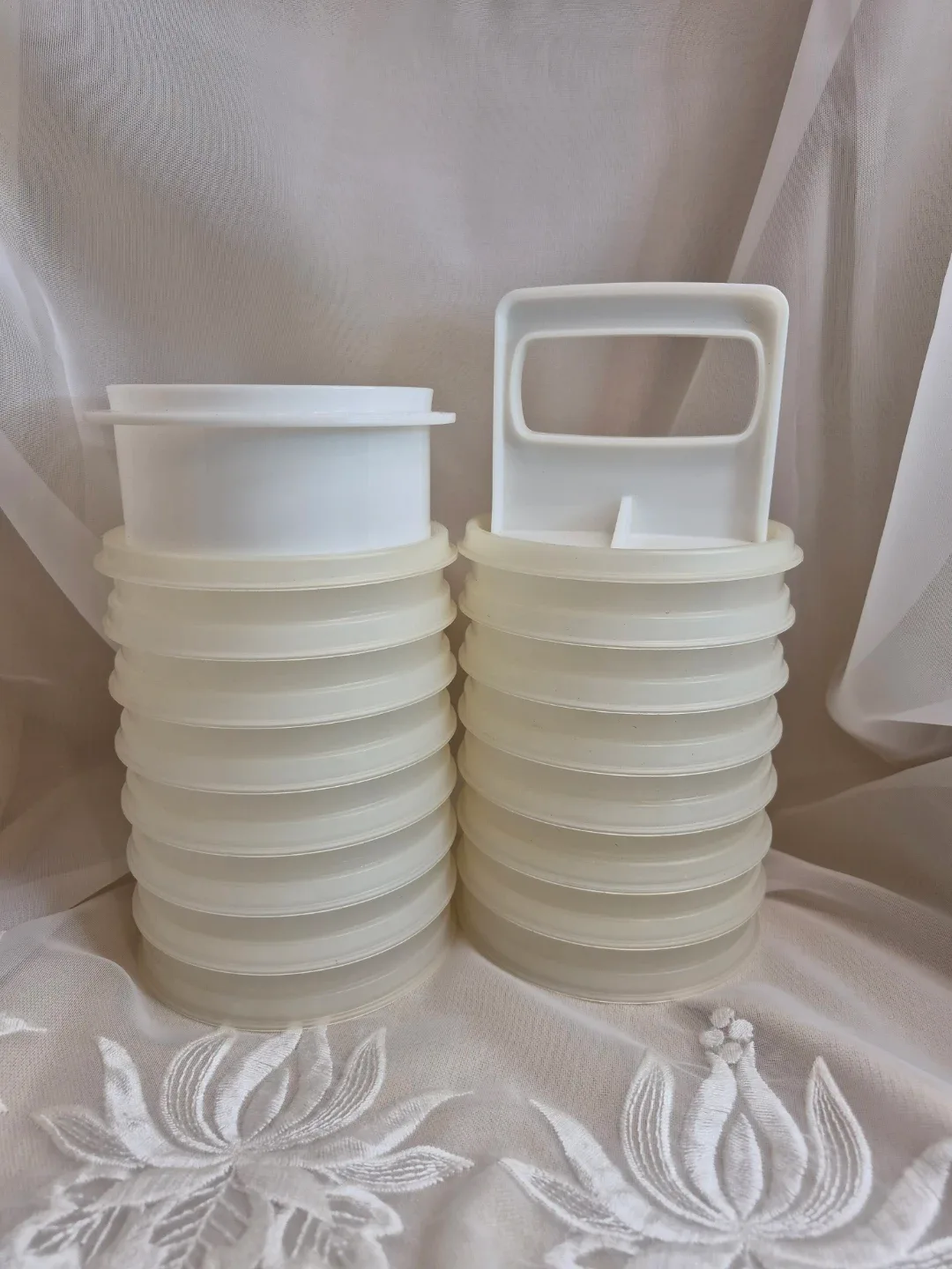Tupperware 4" Round Hamburger Press with 16