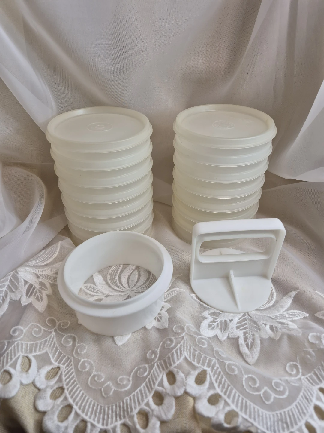 Tupperware 4" Round Hamburger Press with 16 - photo 5