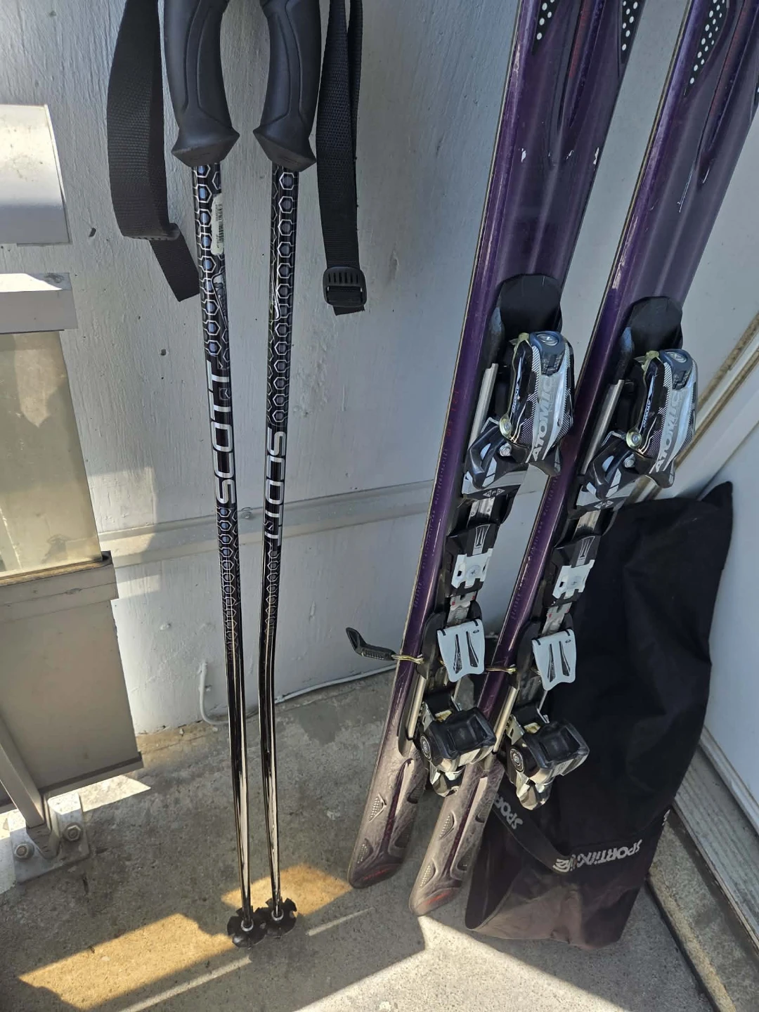 Atomic Nomad skis with Scott poles and ski bag - photo 3