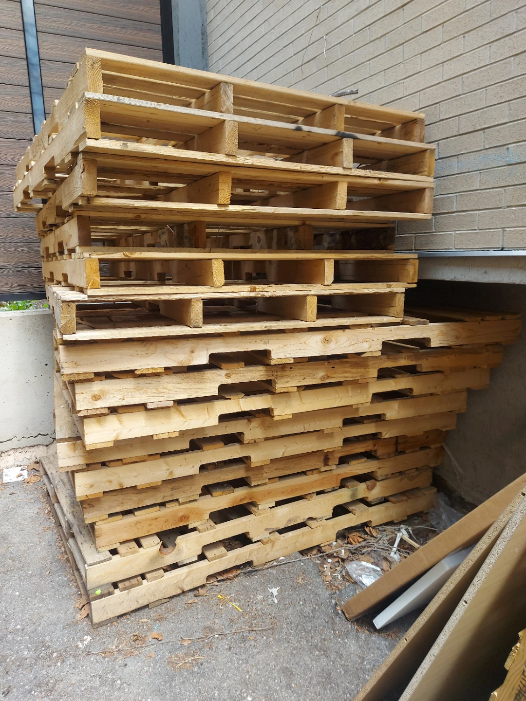 FREE Wooden Pallets