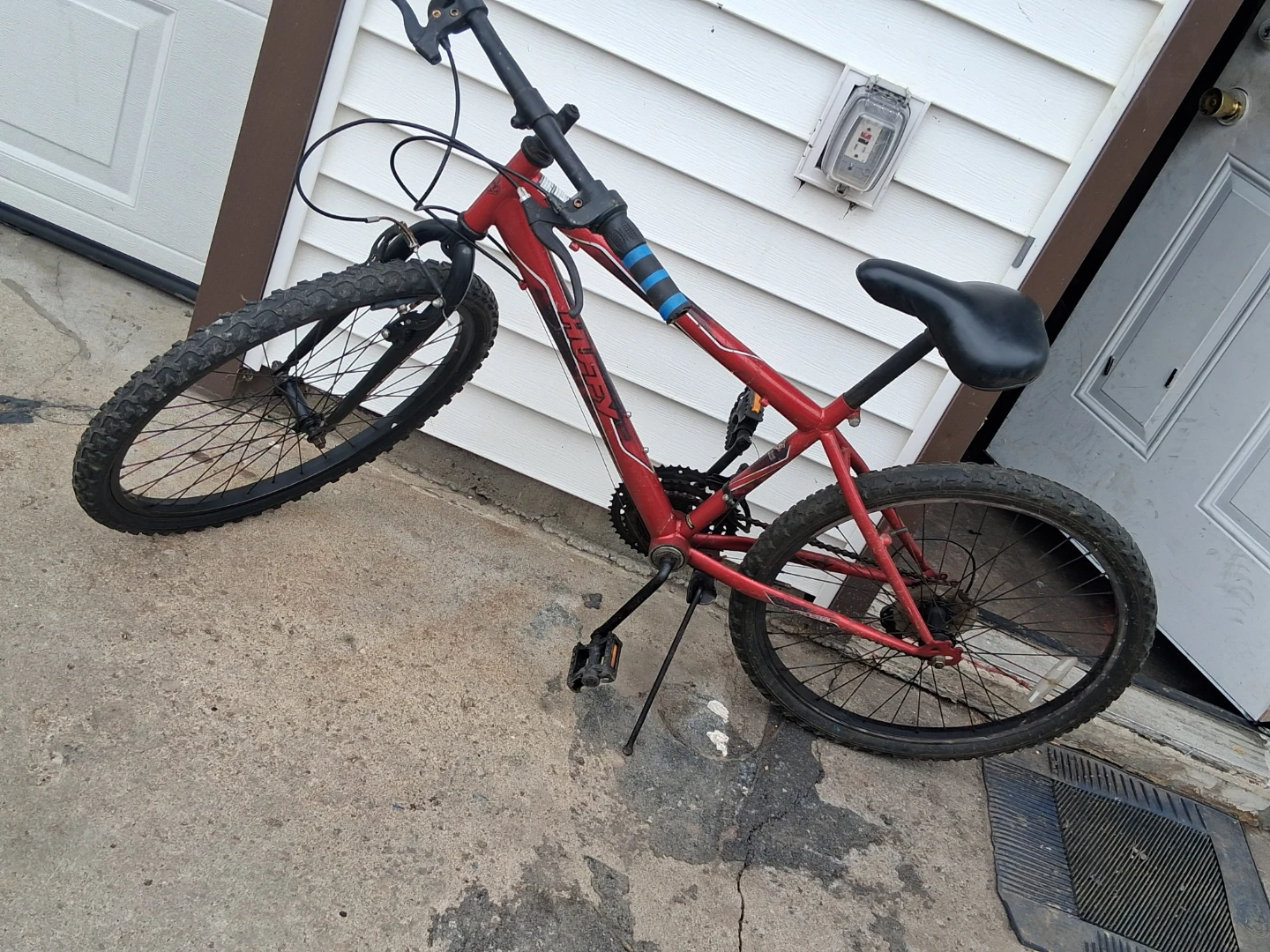 Red HUFFY  Mountain Bicycle 24" RIMS ,18SP - photo 2