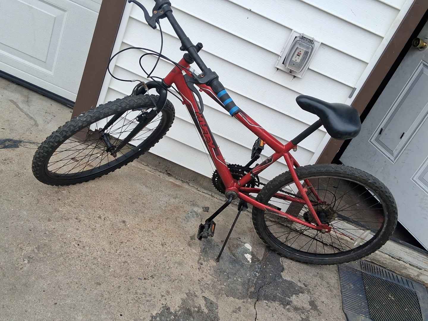 Red HUFFY  Mountain Bicycle 24" RIMS ,18SP - photo 3