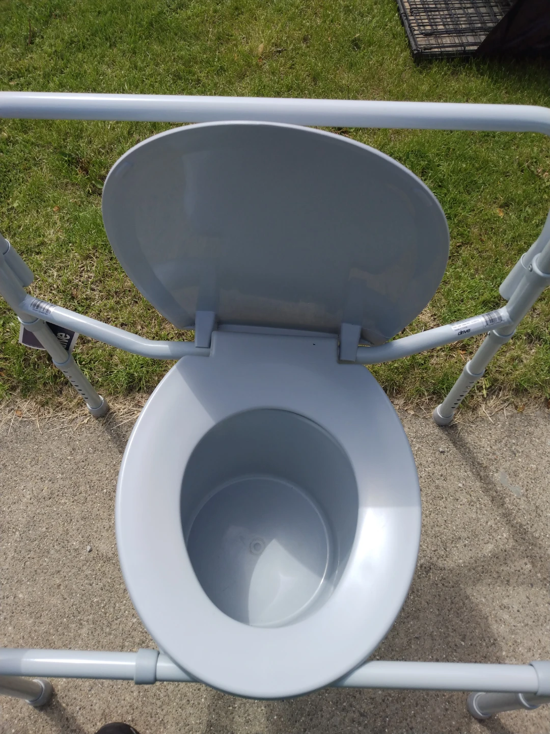 New Drive Bariatric Folding Commode SE Habla Espanol - photo 3