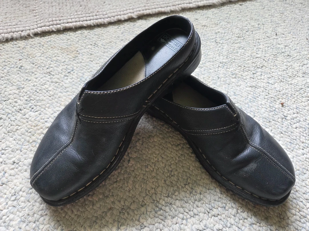 Dockers Women's Black Leather Slip-On Clogs