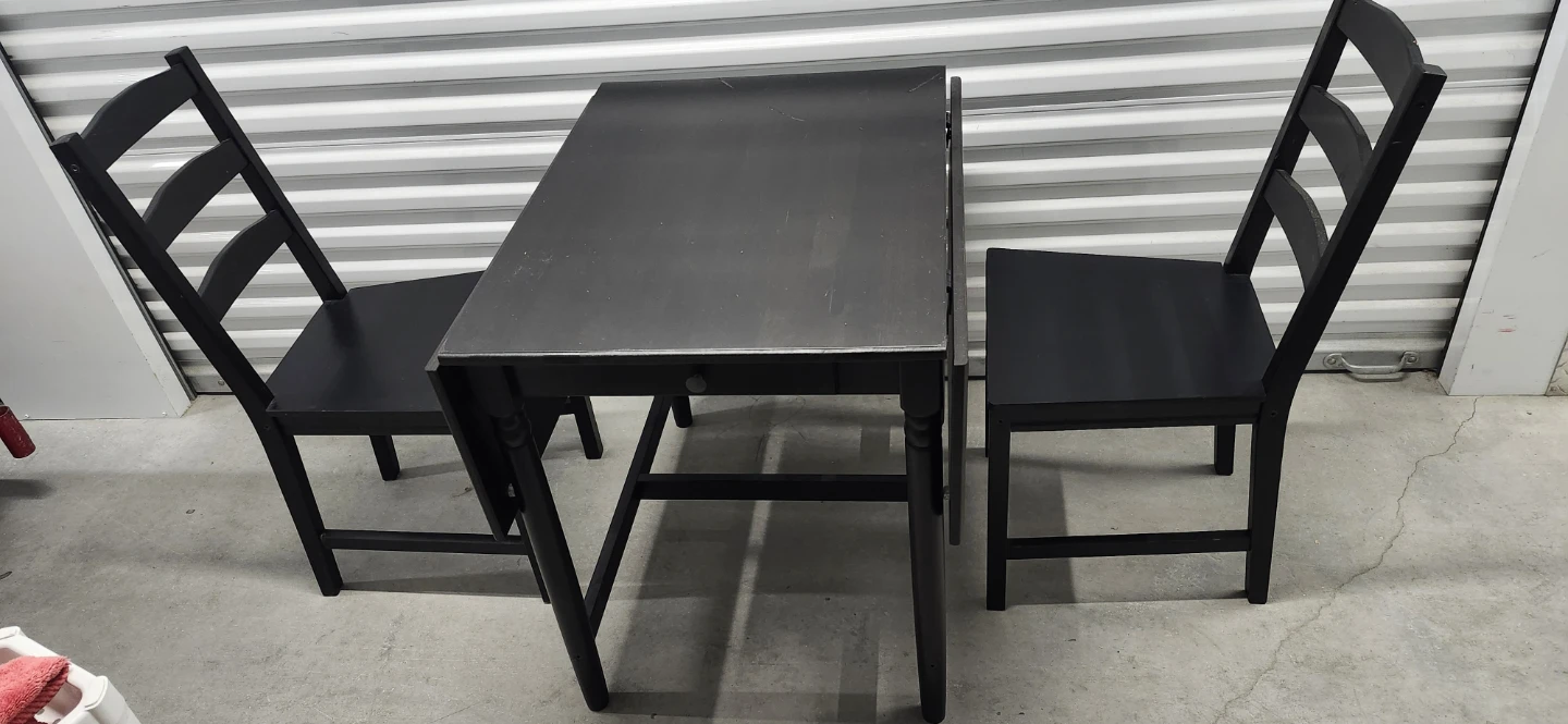 Ikea dinning table with drawer with two chairs - photo 3