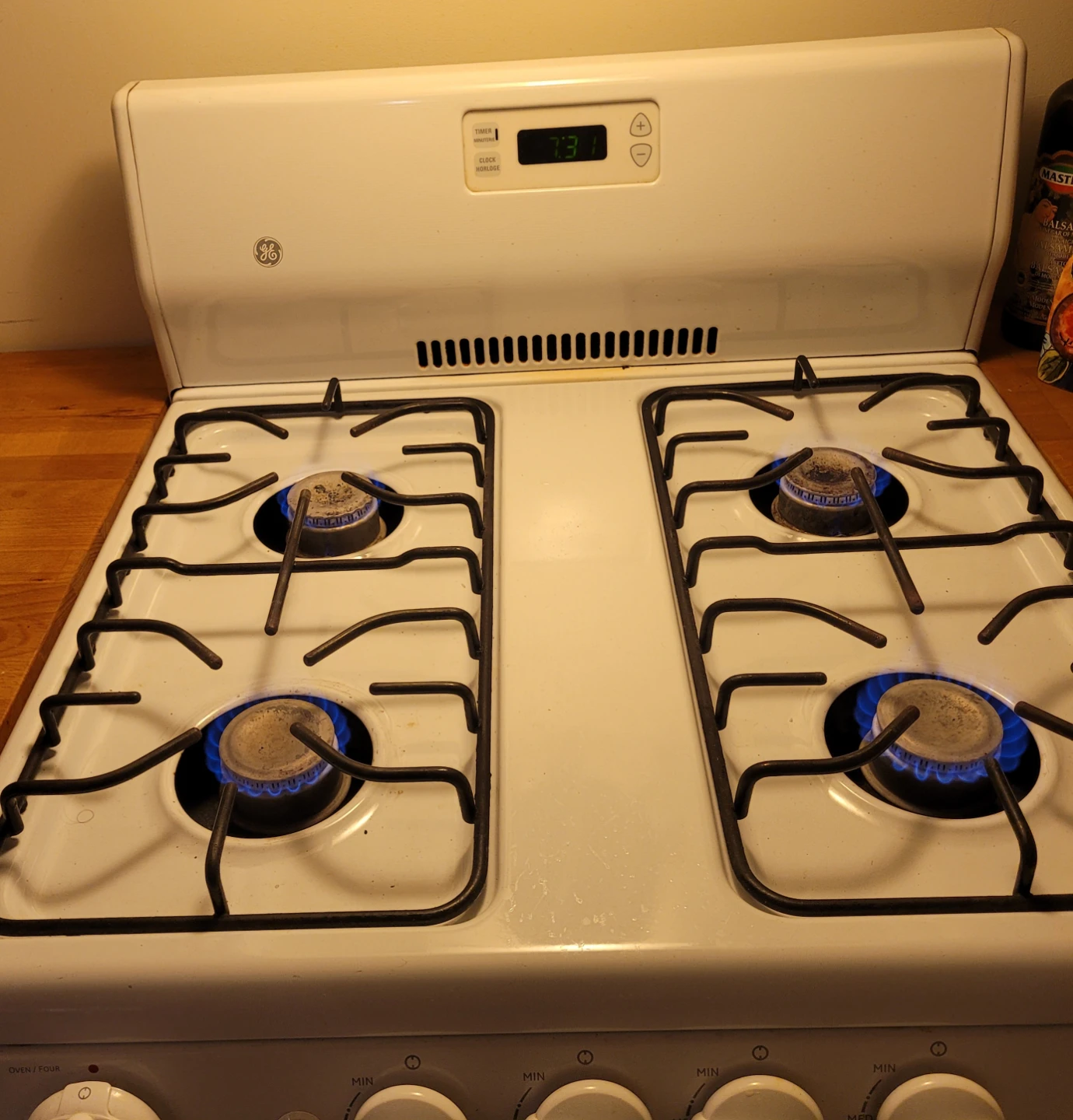 GE White Gas Range - photo 2