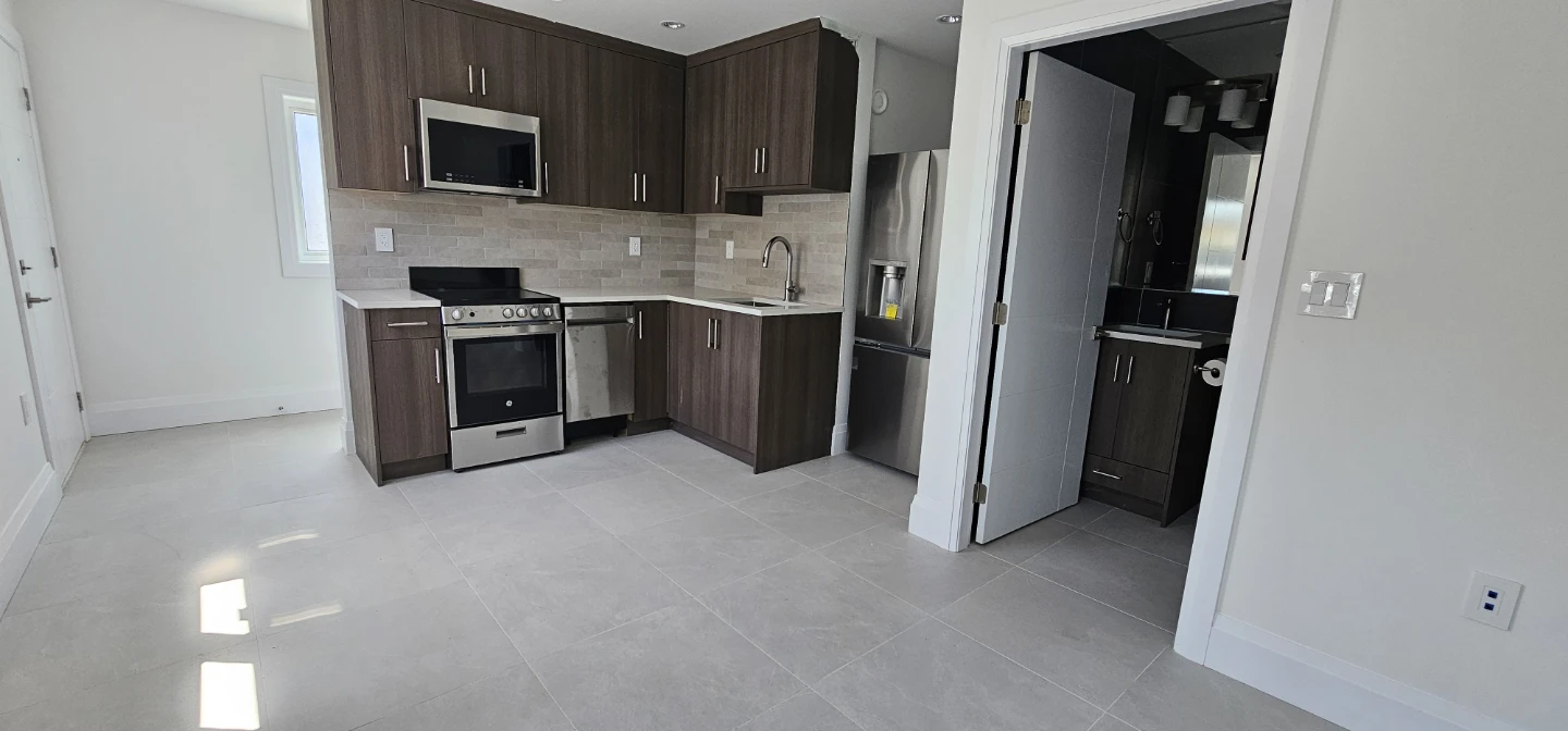 2 bedroom 1.5 bathroom laneway for rent